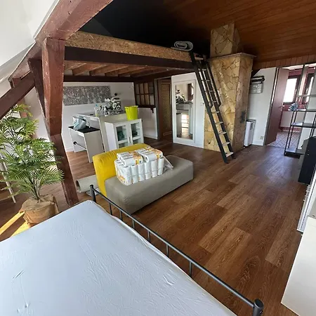 Dachgeschosswohnung Nahe Altstadt & Messe